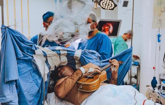 Paciente toca ukulelê durante cirurgia cerebral no HBB