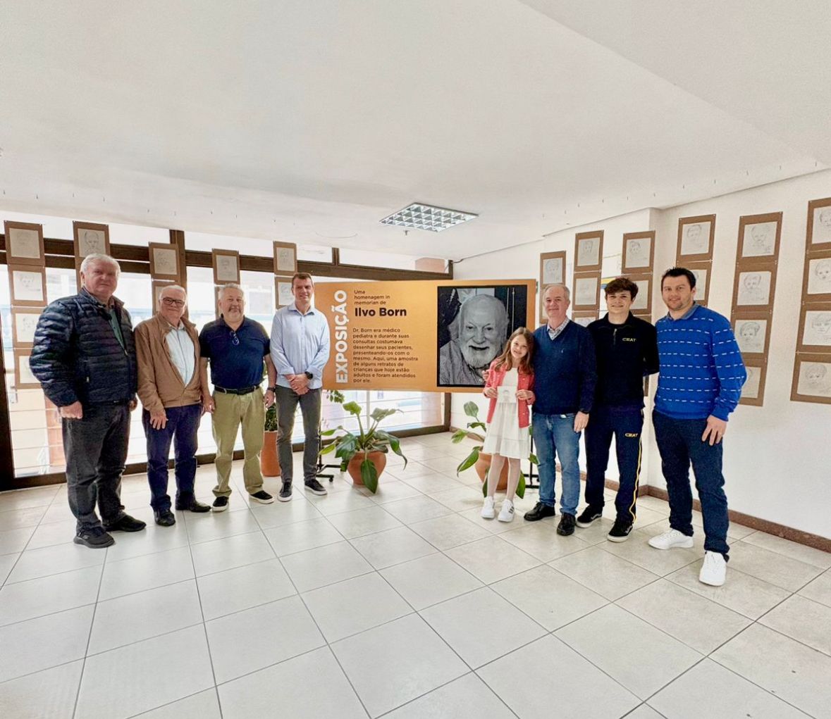 HBB sedia exposição com desenhos feitos por pediatra