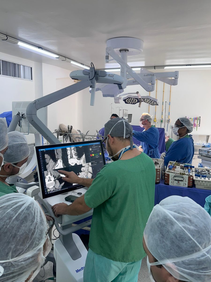 Equipe do HBB recebe treinamento sobre novo neuronavegador