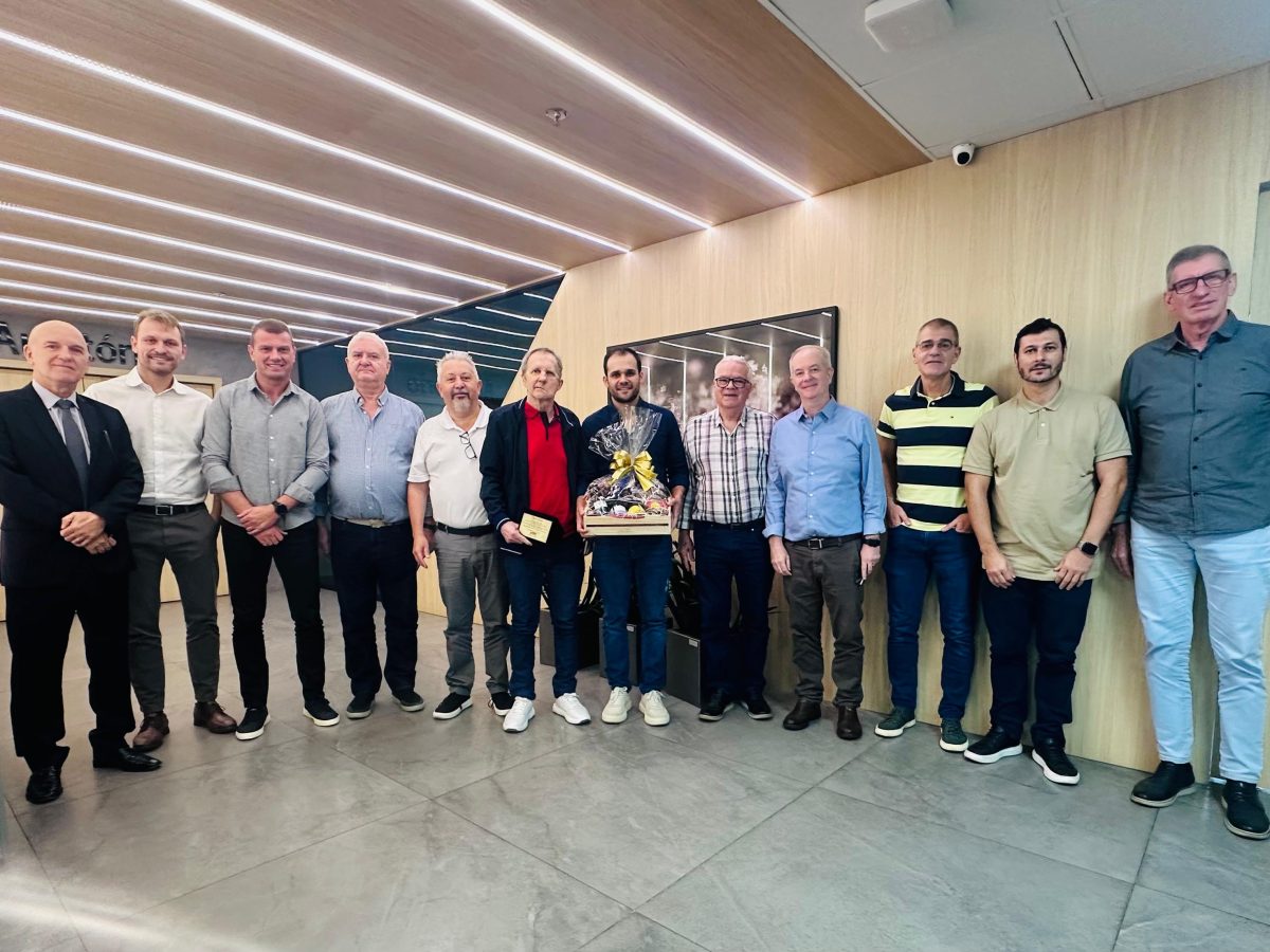 Diretoria do HBB homenageia Claudir Dullius